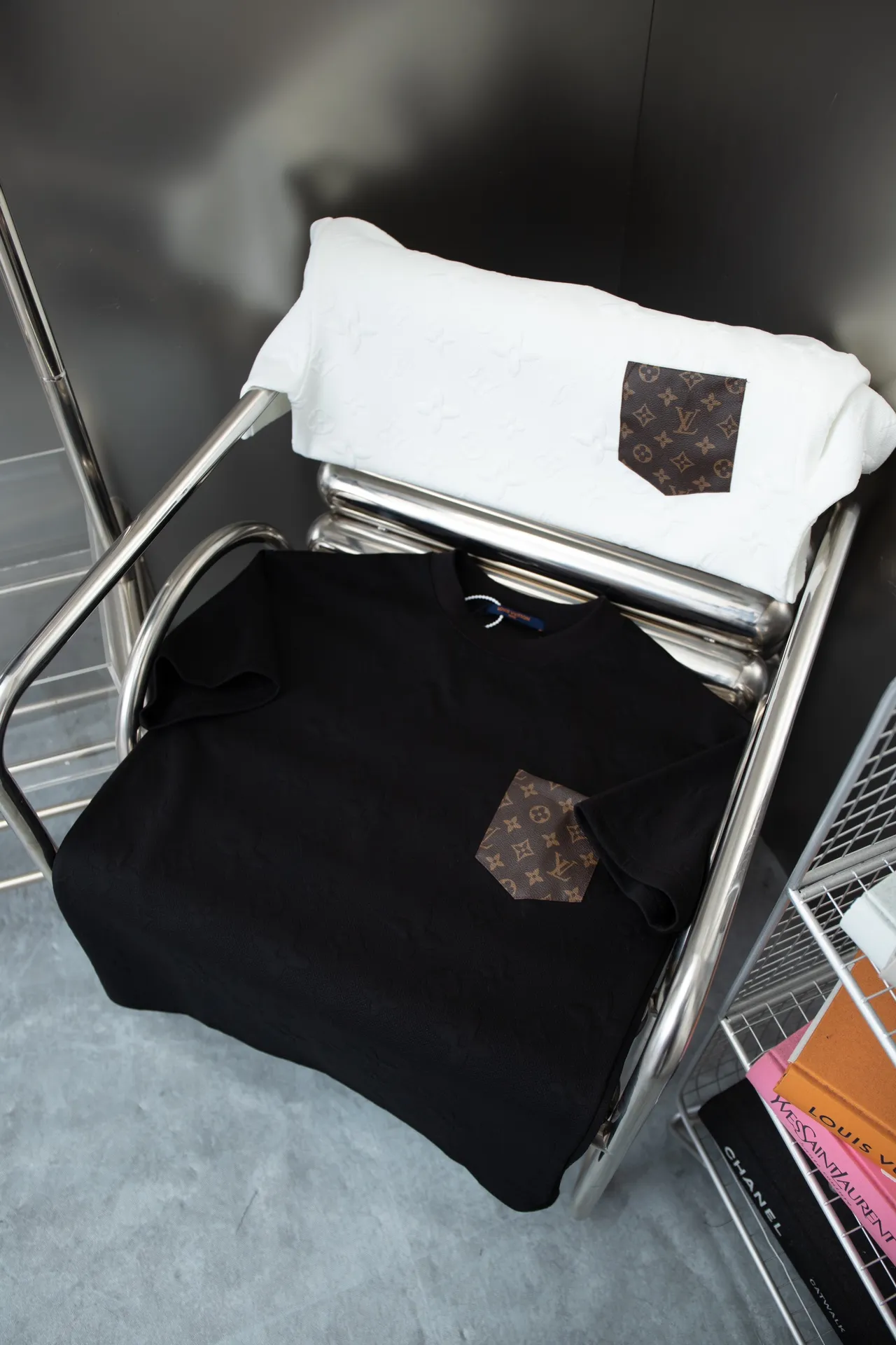 🅿️180 high quality LV 25 SS spring and summer latest round neck fashionable short-sleeved T-shirt, official website synchronization, pure cotton fabric at the counter! Comfortable against the skin, durable and easy to wear, classic and simple logo design, meticulous original craftsmanship, customized 260g vat-dyed fabric, very comfortable to the touch, latest brick cabinet synchronization, OS off-shoulder version, fashionable and personalized, super versatile and good-looking, very suitable for both men and women, must-have style, hang tag, collar label, washed wheat, complete with three labels S M L XL